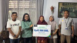 Kepala BPJS Ketenagakerjaan Touna, Salfiah Latuhihin Saat Menyerahkan Santunan Jaminan Kematian Kepada Ahli Waris.