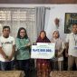 Kepala BPJS Ketenagakerjaan Touna, Salfiah Latuhihin Saat Menyerahkan Santunan Jaminan Kematian Kepada Ahli Waris.