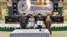 Bupati Ilham Lawidu dan Wakil Bupati Surya Lapasiri Saat Menghadiri Paripurna Membahas Tiga Agenda Penting