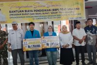 Wakil Bupati Touna, Surya Lapasiri Serahkan BBP Mahasiswa Program Binar dan Seragam Gratis Bagi Siswa TK, SD Hingga SMP Se-Kabupaten Touna.