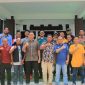 Kejari Touna Didampingi Para Kasi Saat Foto Bersama Dengan Jurnalis.