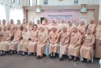 Penasehat DWP Touna, Hajar Lawidu Saat Foto Bersama Dengan Para Pengurus DWP Usai Pengukuhan.