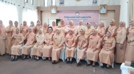 Penasehat DWP Touna, Hajar Lawidu Saat Foto Bersama Dengan Para Pengurus DWP Usai Pengukuhan.