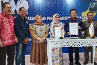 Bupati Touna, Ilham Lawidu Bersama Direktur Utama PT. Bank Sulteng Saat Menandatangani Perjanjian Kerjasama Terkait Pengggunaan SIPD RI Untuk Pencairan SP2D Online. 
