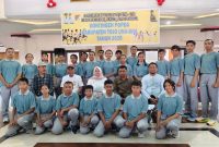 Wakil Bupati Touna, Surya Saat Foto Bersama Dengan Para Kontingen Popda Asal Touna Yang Akan Bertanding di Kota Palu Sulawesi Tengah