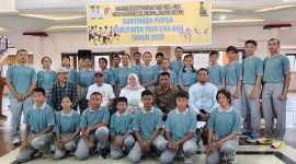 Wakil Bupati Touna, Surya Saat Foto Bersama Dengan Para Kontingen Popda Asal Touna Yang Akan Bertanding di Kota Palu Sulawesi Tengah