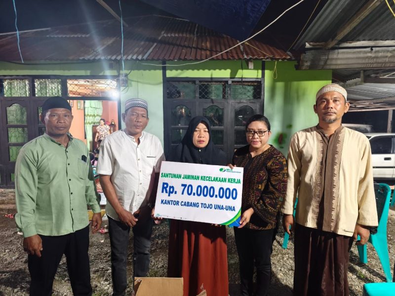Kepala Bp jamsostek Touna, Salfia Latuhihin Saat Menyerahkan Santunan Kematian Kepada Ahli Waris