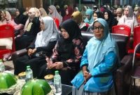 Wakil Bupati Touna, Hj. Surya Lapasiri Saat Menghadiri Peringatan Maulid Nabi di Kediaman Ketua WIA Kelurahan Dondo.