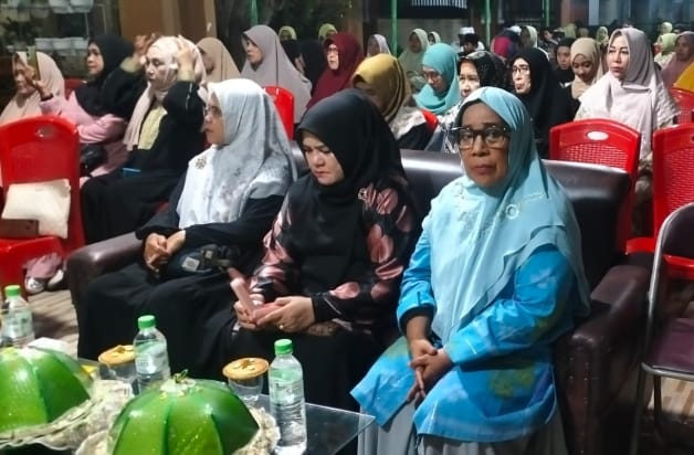 Wakil Bupati Touna, Hj. Surya Lapasiri Saat Menghadiri Peringatan Maulid Nabi di Kediaman Ketua WIA Kelurahan Dondo.