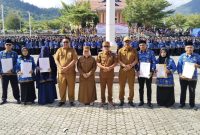 Bupati Ilham Lawidu Didampingi Wakil Bupati Sirya Lapasiri Saat Menyerahkan SK Pengangkatan P3K Tahap I Formasi 2024