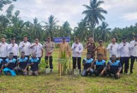 Sekda Touna, Alfian Matajeng Saat Melakukan Penanaman Pohon Kelapa Secara Serentak.