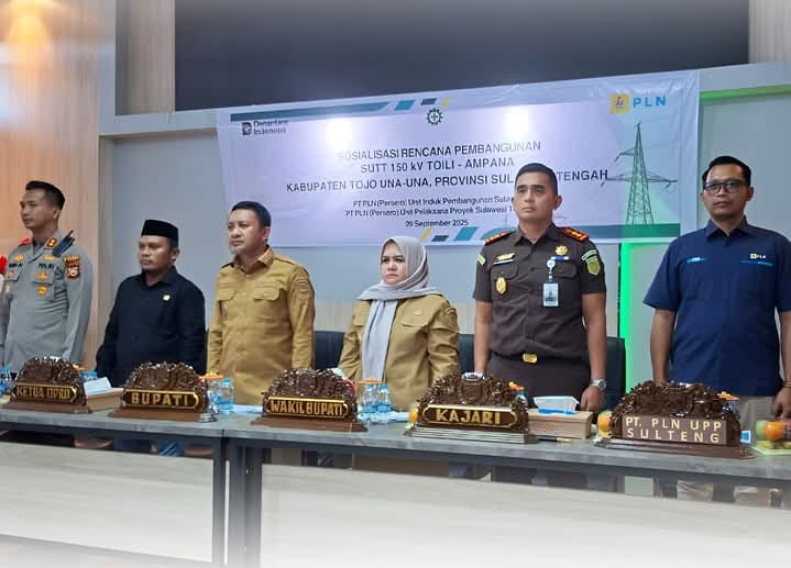 Bupati Ilham Lawidu Bersama Wakil Bupati Surya Lapasiri Saat Menghadiri Sosial Sosialisasi Rencana Pembangunan SUTT 150 KV Toili-Ampana