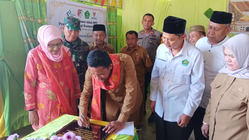 Bupati Touna, Ilham Lawidu Saat Meresmikan Program Kampung Zakat Didesa Uekambuno Kecamatan Ulubongka.