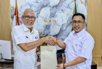 Kakan Pertanahan Touna, Hi.Said Salim Niode Saat Menyerahkan Sertipikat Elektronik Kepada Kepala Kantor UPP Ampana, Rahmat Firmansyah.