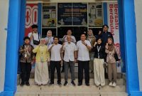Kakan Pertanahan Touna, Said Salim Niode Didampingi Para Kasi Saat Foto Bersama Dengan Tim Ekspedisi Transmigrasi Patriot.