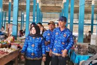 Wakil Bupati Touna, Surya Lapasiri Bersama Kepala OPD Saat Melakukan Sidak di Pasar Sentral Desa Sansarino Kecamatan Ampana Kota.