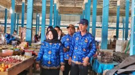 Wakil Bupati Touna, Surya Lapasiri Bersama Kepala OPD Saat Melakukan Sidak di Pasar Sentral Desa Sansarino Kecamatan Ampana Kota.