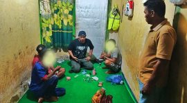 Resmob Polres Touna Saat Melakukan Penangkapan Kepada Tiga Pelaku Yang Lagi Asyik Mengkonsumsi Sabu di Desa Tombiano Kecamatan Tojo Kabupaten Touna.