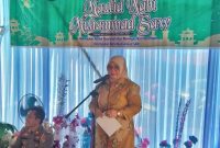 Wakil Bupati Touna, Surya Lapasiri Saat Memberikan Sambutan di Kegiatan Maulid Nabi di TK Alkhairaat Kelurahan Muara Toba.