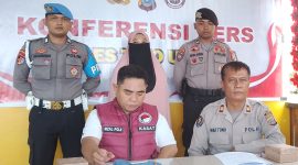 Kasat Resnarkoba Iptu Rizal Polii Didampingi Kasi Humas Iptu Martono Saat Konferensi Pers.