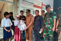 Bupati Touna, Ilham Lawidu Didampingi Ketua DPR Gusnar Suleman Saat Menyerahkan Bantuan Perlengkapan Sekolah.