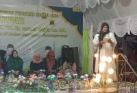 Wabup Touna, Hj. Surya Lapasiri Saat Memberikan Sambutan di Acara Peringatan Maulid Nabi.