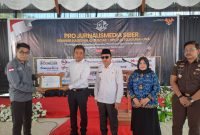 Ketua Umum DPP PJS, Mahmud Marhaba Saat Menyerahkan Piagam Penghargaan Atas Dukungan Terhadap Organisasi Pers PJS Touna.