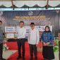 Ketua Umum DPP PJS, Mahmud Marhaba Saat Menyerahkan Piagam Penghargaan Atas Dukungan Terhadap Organisasi Pers PJS Touna.