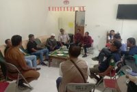 Kepala Diskominfo Touna, Mario Pawadjoi Rapat Bersama Awak Media Dalam Rangka Memperkuat Kemitraan.