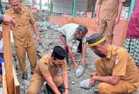 Bupati Ilham Lawidu Bersama Sekda Alfian Matajeng Saat Melakukan Peletakan Batu Pertama Pembangunan Masjid Al-Wahdaniyyah Didesa Labuan Kecamatan Ratolindo.