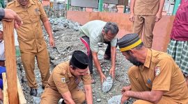 Bupati Ilham Lawidu Bersama Sekda Alfian Matajeng Saat Melakukan Peletakan Batu Pertama Pembangunan Masjid Al-Wahdaniyyah Didesa Labuan Kecamatan Ratolindo.