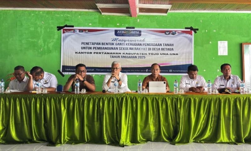 Kakan Pertahanan Said Salim Niode Memimpin Rapat Musyawarah Penetapan Bentuk Ganti Rugi Pengadaan Tanah Untuk Pembangunan Sekolah Rakyat di Desa Betaua Kecamatan Tojo.