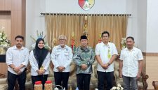 Bupati Touna, Ilham Lawidu Menerima Langsung Penyerahan Sertipikat Aset Pemda Dari Kantor Pertanahan Touna. 