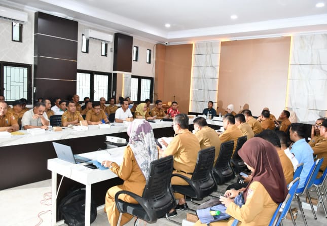Wakil Bupati Touna Surya Lapasiri, Pimpin Rapat Koordinasi Tim Koordinasi Penanggulangan Kemiskinan Daerah.