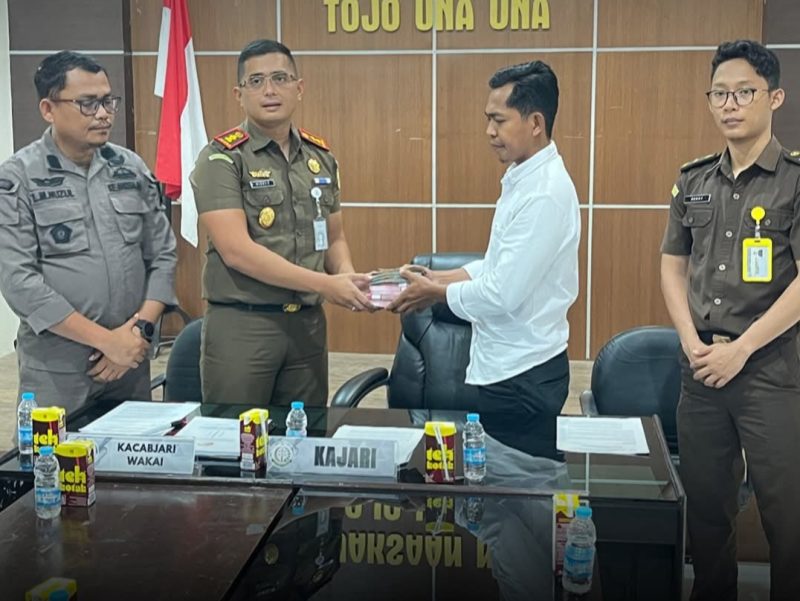 Caption : Kejari Touna Rizky Fachrurrozi Saat Menerima Pengembalian Kerugian APBDes Dari Mantan Desa Kolami Pada Saat Kegiatan Konferensi Pers.