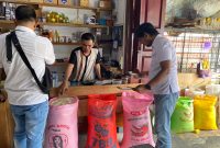 Tim Disperindag Bersama Anggota Polres Saat Melakukan Pengecekan Harga dan Ketersediaan Beras di Pasar.