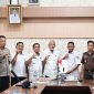 Kakan Pertanahan Touna Said Salim Niode Saat Menyerahkan Sertipikat Elektronik Ke Pemda Touna. 