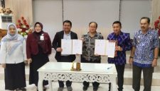 Bupati Touna, Ilham Lawidu Bersama Branch Manager BSI KCP Ampana Teken Kerjasama Tentang Pengelolaan Dana Operasional Payrol Jasa Pelayanan dan Penyaluran Pembiayaan Pada RSUD Ampana. 