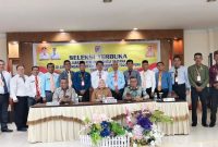 Wakil Bupati Touna, Surya Lapasiri Saat Foto Bersama Dengan Para Peserta Seleksi Pejabat Administrator Lingkup Pemkab Touna.