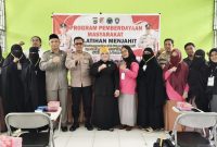 Wakil Bupati Touna, Surya Lapasiri Hadiri Pembukaan Program Pemberdayaan Masyarakat Satgas Preemtif Ops Mandagi Raya Pelatihan Menjahit Bagi Istri Eks Napiter. 