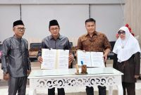 Bupati Touna Ilham Lawidu dan Branch Manager PT. Midi Utama Indonesia Palu Moh. Deni Firmanto Imran Saat Melakukan Penandatanganan Perjanjian Kerjasama. 