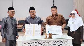 Bupati Touna Ilham Lawidu dan Branch Manager PT. Midi Utama Indonesia Palu Moh. Deni Firmanto Imran Saat Melakukan Penandatanganan Perjanjian Kerjasama. 