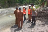 Bupati Touna Ilham Lawidu Saat Mengunjungi Lokasi Jembatan Penghubung Antar Desa.