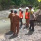 Bupati Touna Ilham Lawidu Saat Mengunjungi Lokasi Jembatan Penghubung Antar Desa.