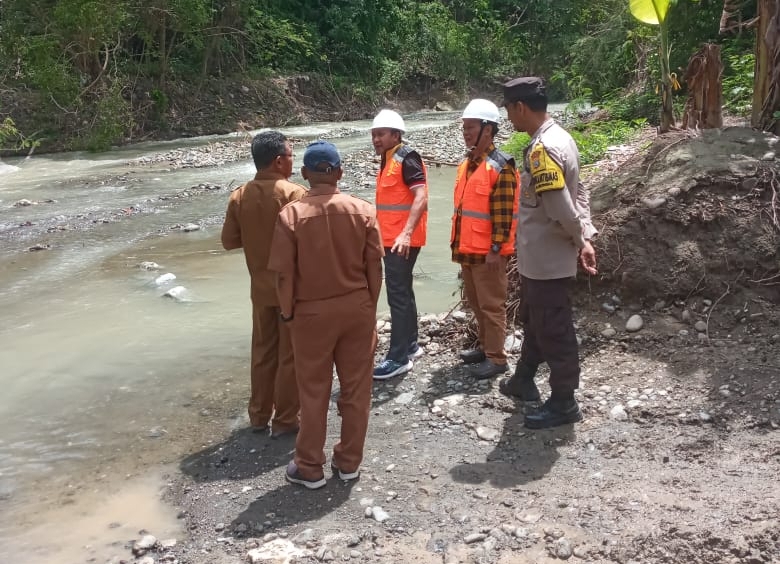 Bupati Touna Ilham Lawidu Saat Mengunjungi Lokasi Jembatan Penghubung Antar Desa.