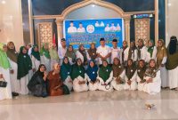 Bupati Touna, Ilham Lawidu Saat Foto Bersama Dengan Pengurus Masyarakat Cinta Masjid Indonesia, Bertmpat di Masjid Tsamaratul Ukhuwah.