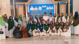 Bupati Touna, Ilham Lawidu Saat Foto Bersama Dengan Pengurus Masyarakat Cinta Masjid Indonesia, Bertmpat di Masjid Tsamaratul Ukhuwah.