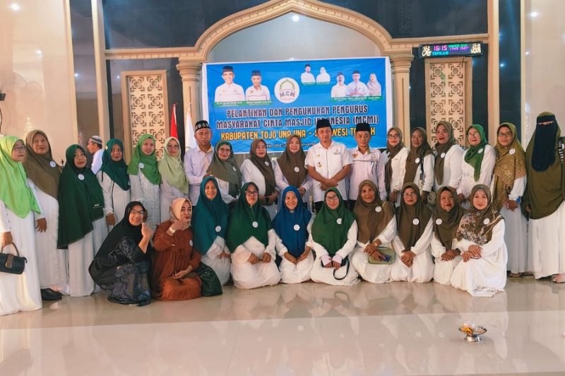 Bupati Touna, Ilham Lawidu Saat Foto Bersama Dengan Pengurus Masyarakat Cinta Masjid Indonesia, Bertmpat di Masjid Tsamaratul Ukhuwah.