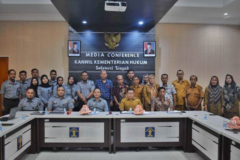 Asisten I Pemerintahan dan Kesra Sekretariat Daerah Kabupaten Tojo Una-Una, Muhammad Ilyas Hadir Dalam Rapat Fasilitas Harmonisasi di Kantor Kanwil Kemenkum Sulteng.