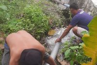 Petugas PDAM Saat Melakukan Perbaikan Pipa Diwilayah Intak Desa Kajuwou Kecamatan Ampana Kota.